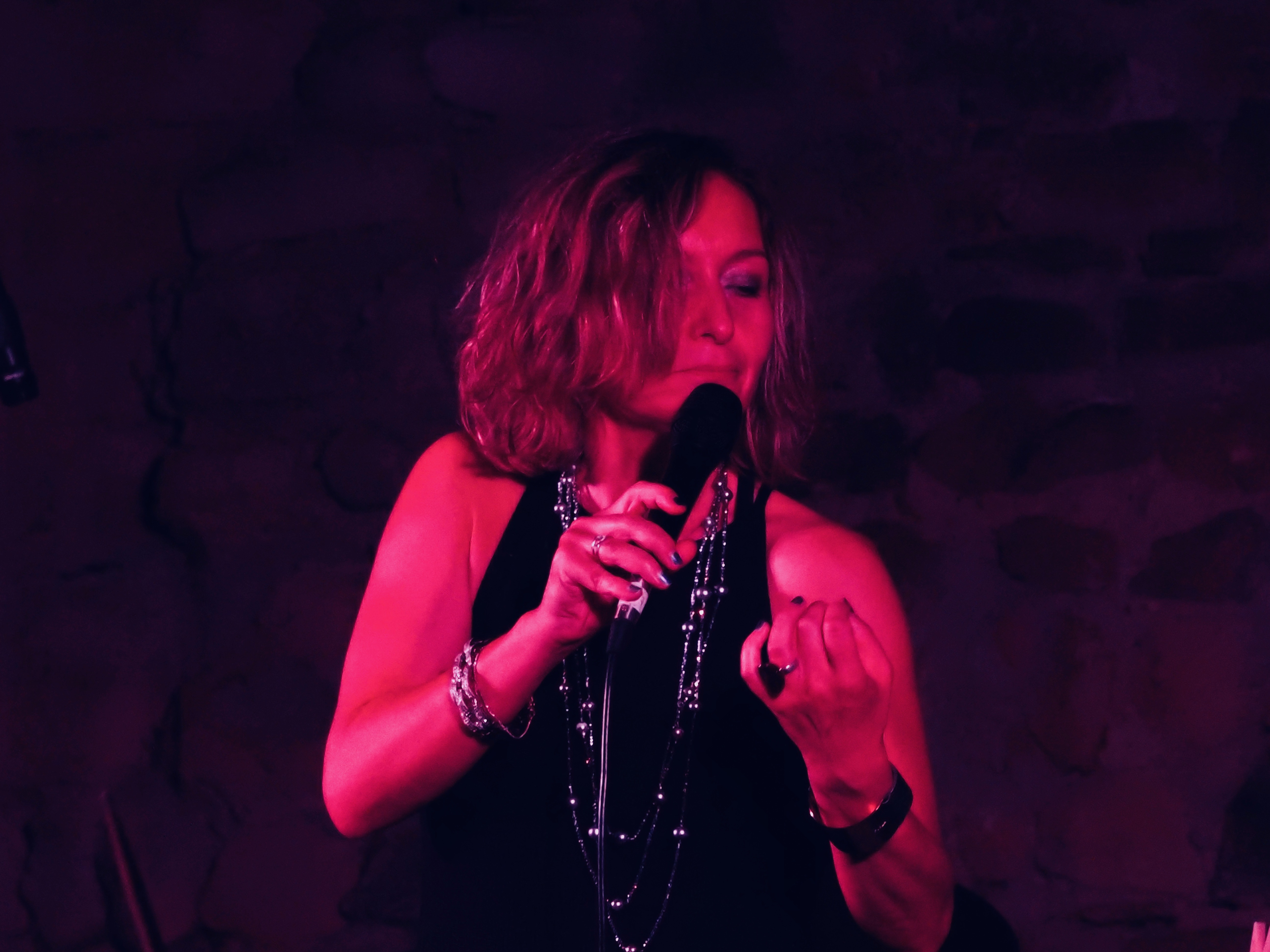 cantante, interprete, direttrice artistica